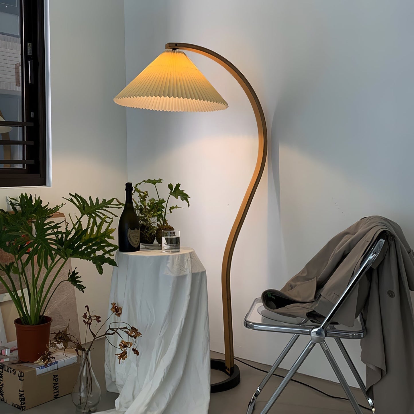 Garduru Stehleuchte im Caprani Design | LED Beleuchtung | Modernes Holz-Look | Elegante Wohnraum-Deko