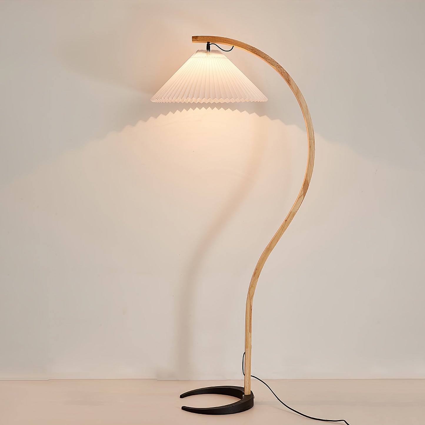 Garduru Stehleuchte im Caprani Design | LED Beleuchtung | Modernes Holz-Look | Elegante Wohnraum-Deko