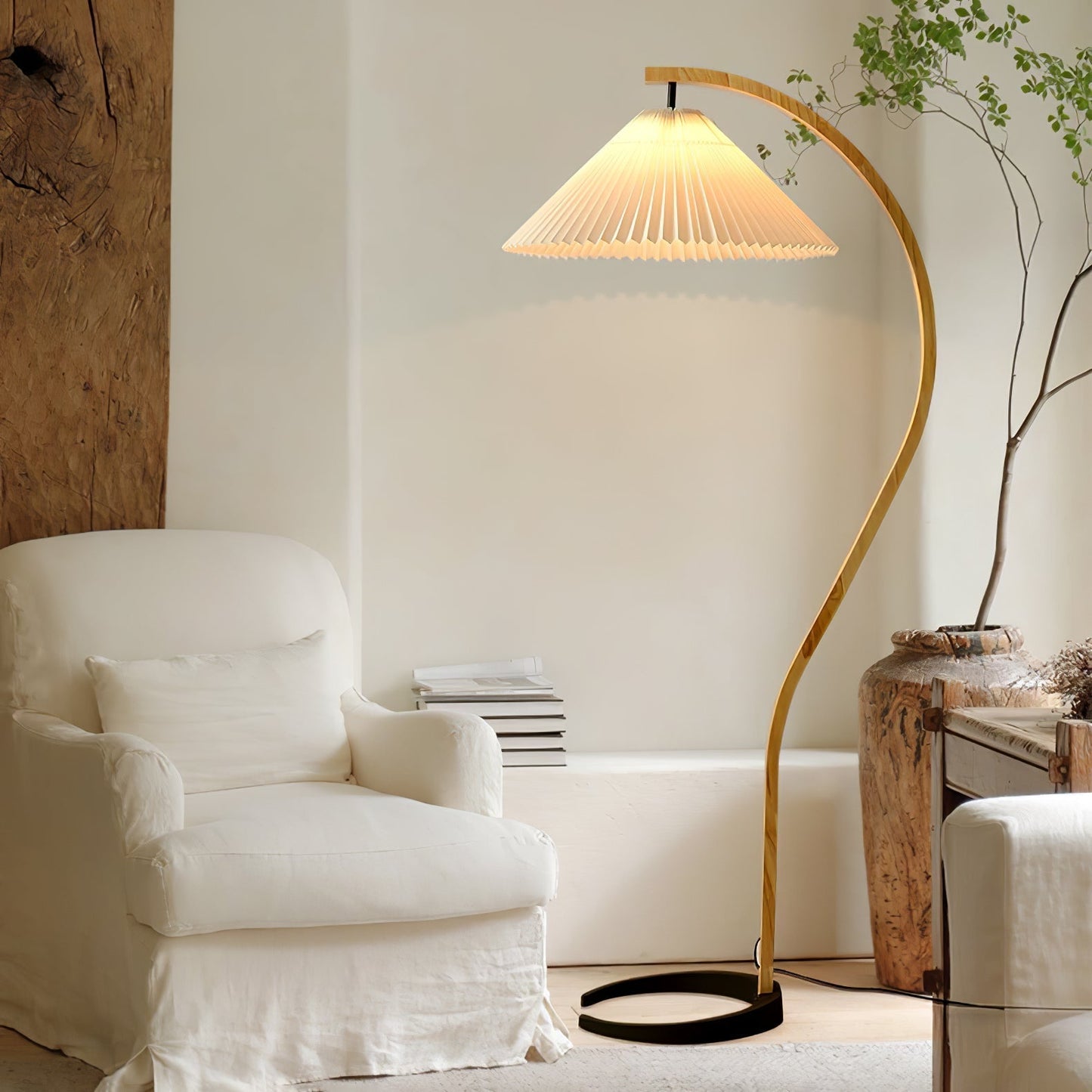 Garduru Stehleuchte im Caprani Design | LED Beleuchtung | Modernes Holz-Look | Elegante Wohnraum-Deko