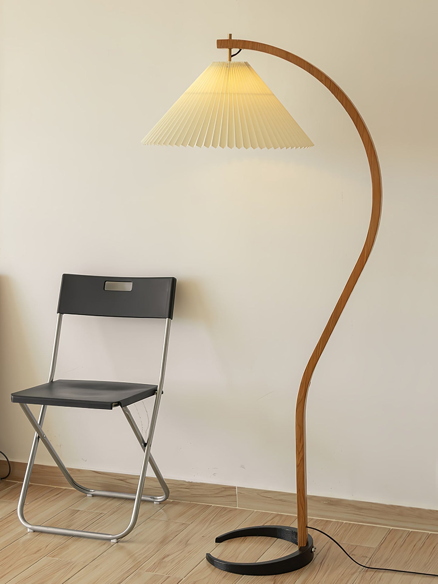 Garduru Stehleuchte im Caprani Design | LED Beleuchtung | Modernes Holz-Look | Elegante Wohnraum-Deko