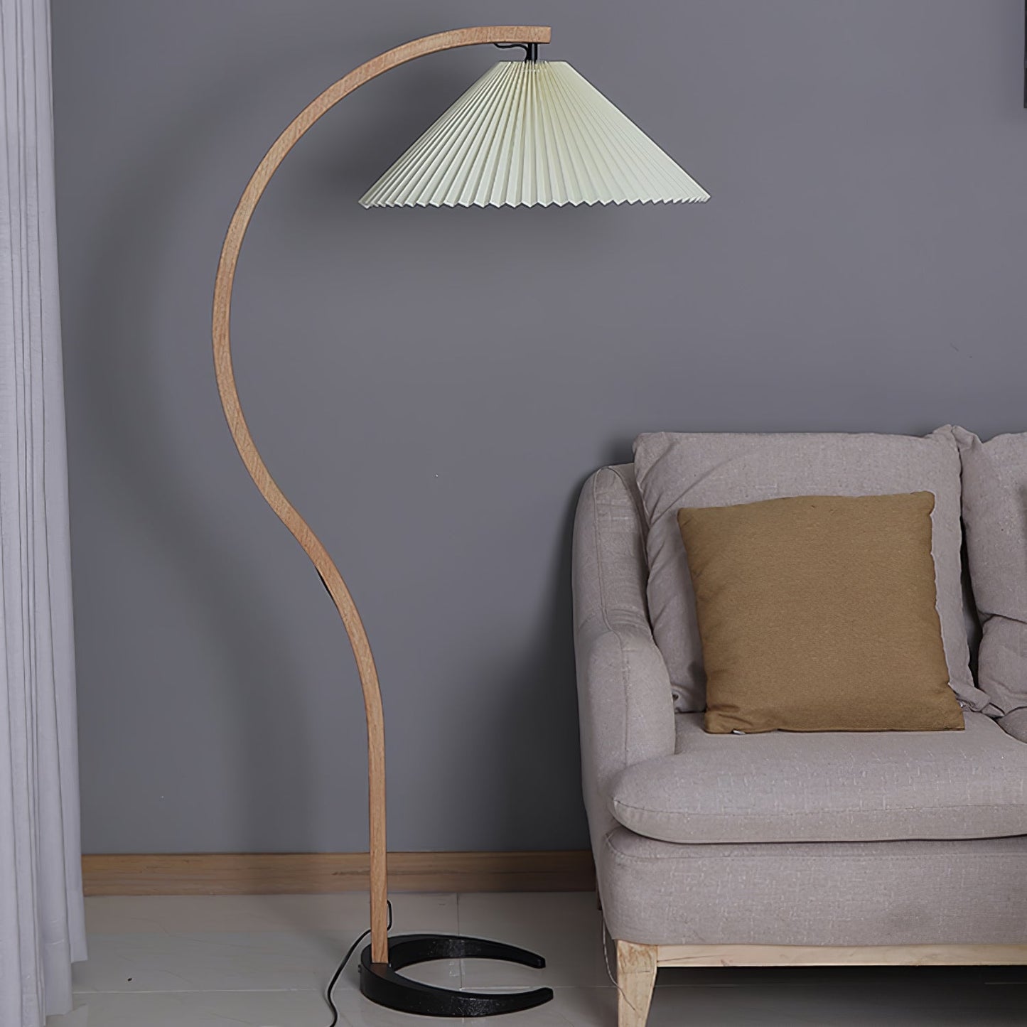 Garduru Stehleuchte im Caprani Design | LED Beleuchtung | Modernes Holz-Look | Elegante Wohnraum-Deko