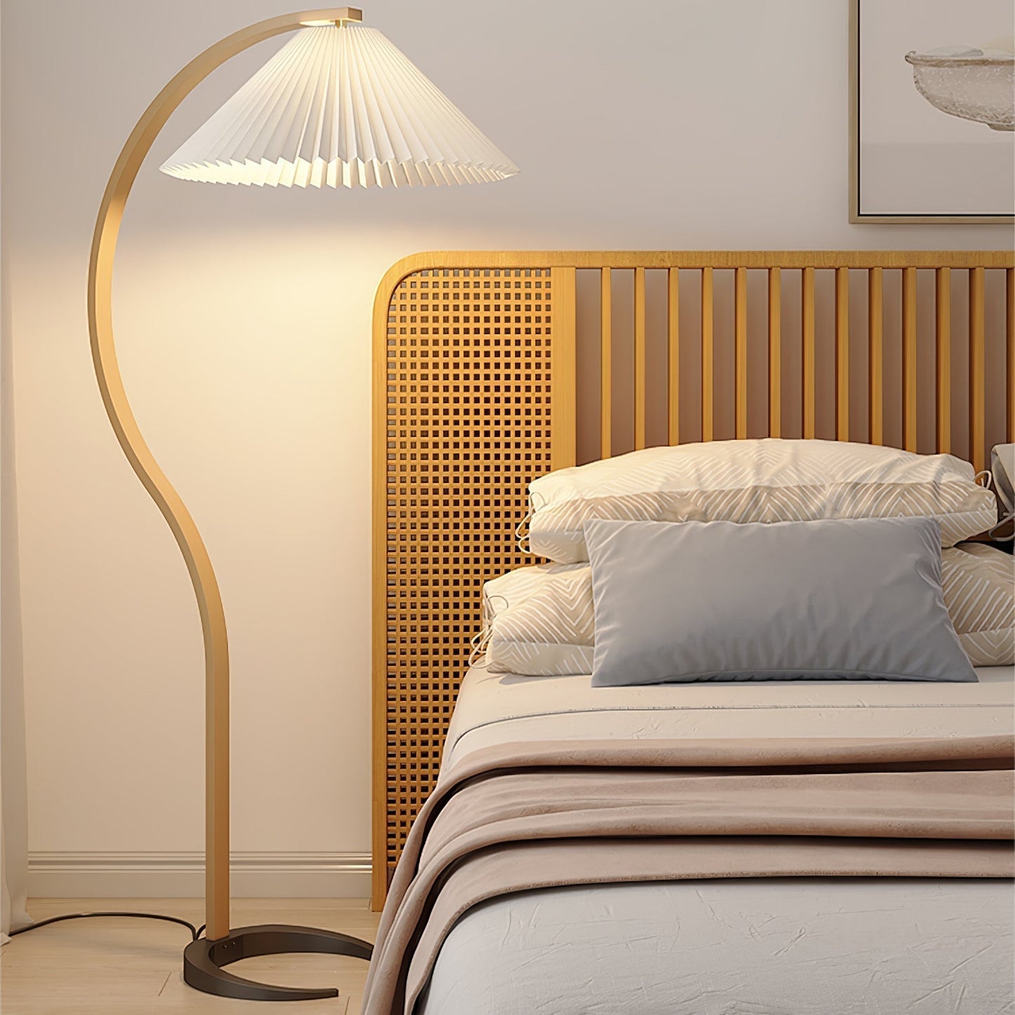 Garduru Stehleuchte im Caprani Design | LED Beleuchtung | Modernes Holz-Look | Elegante Wohnraum-Deko