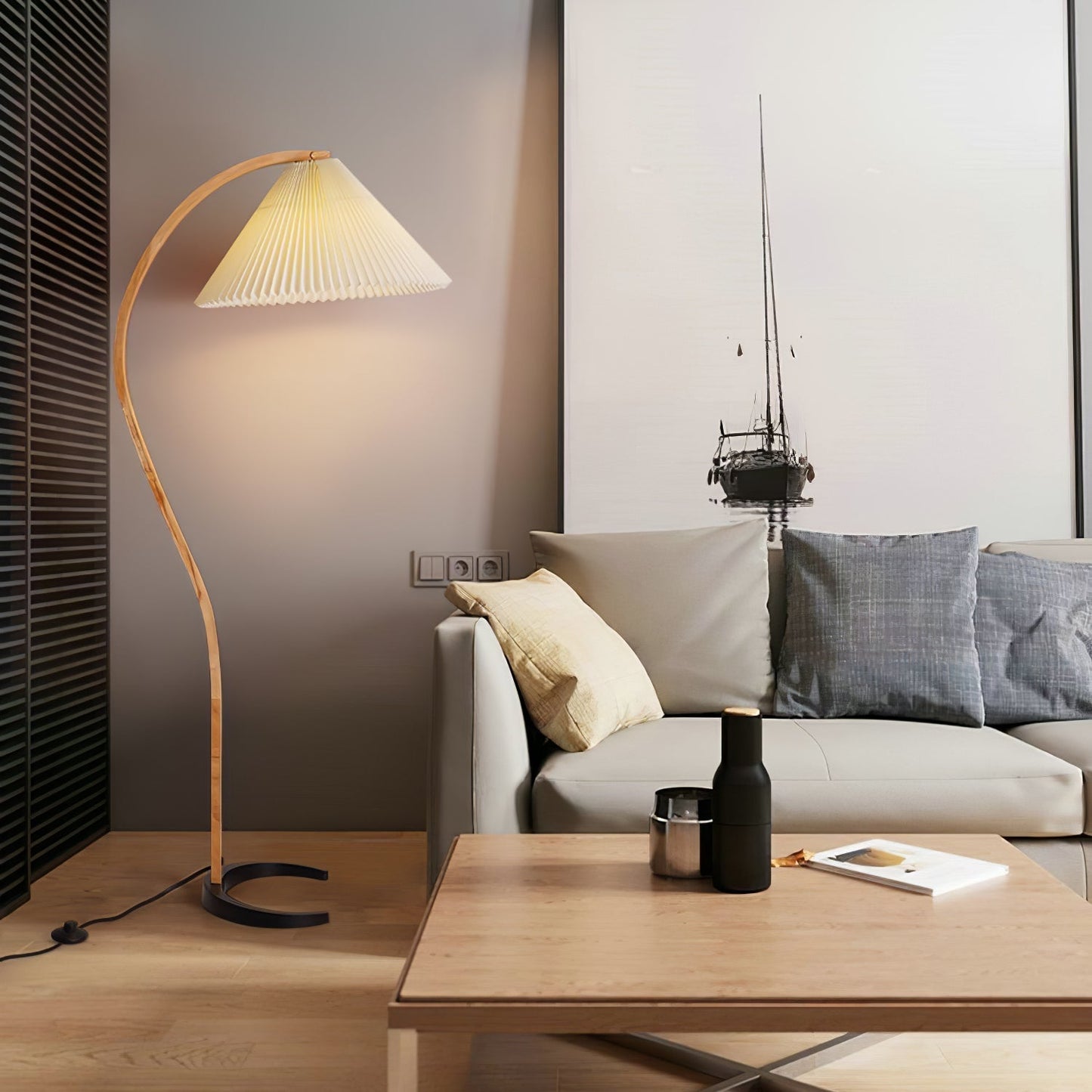 Garduru Stehleuchte im Caprani Design | LED Beleuchtung | Modernes Holz-Look | Elegante Wohnraum-Deko