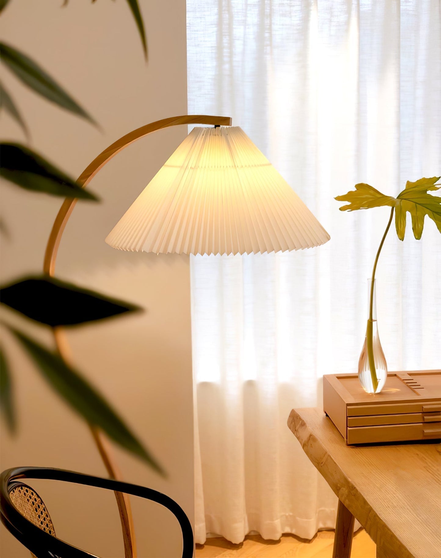 Garduru Stehleuchte im Caprani Design | LED Beleuchtung | Modernes Holz-Look | Elegante Wohnraum-Deko