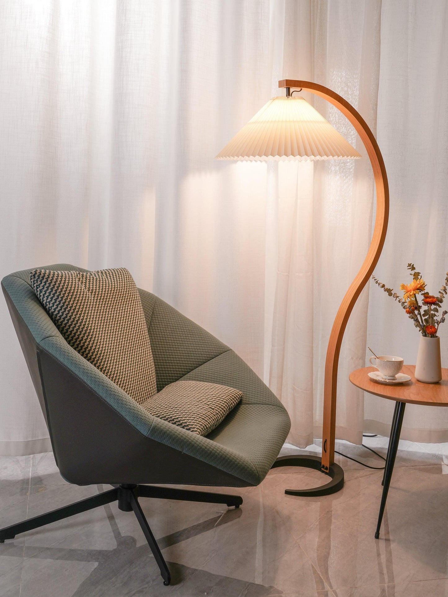 Garduru Stehleuchte im Caprani Design | LED Beleuchtung | Modernes Holz-Look | Elegante Wohnraum-Deko