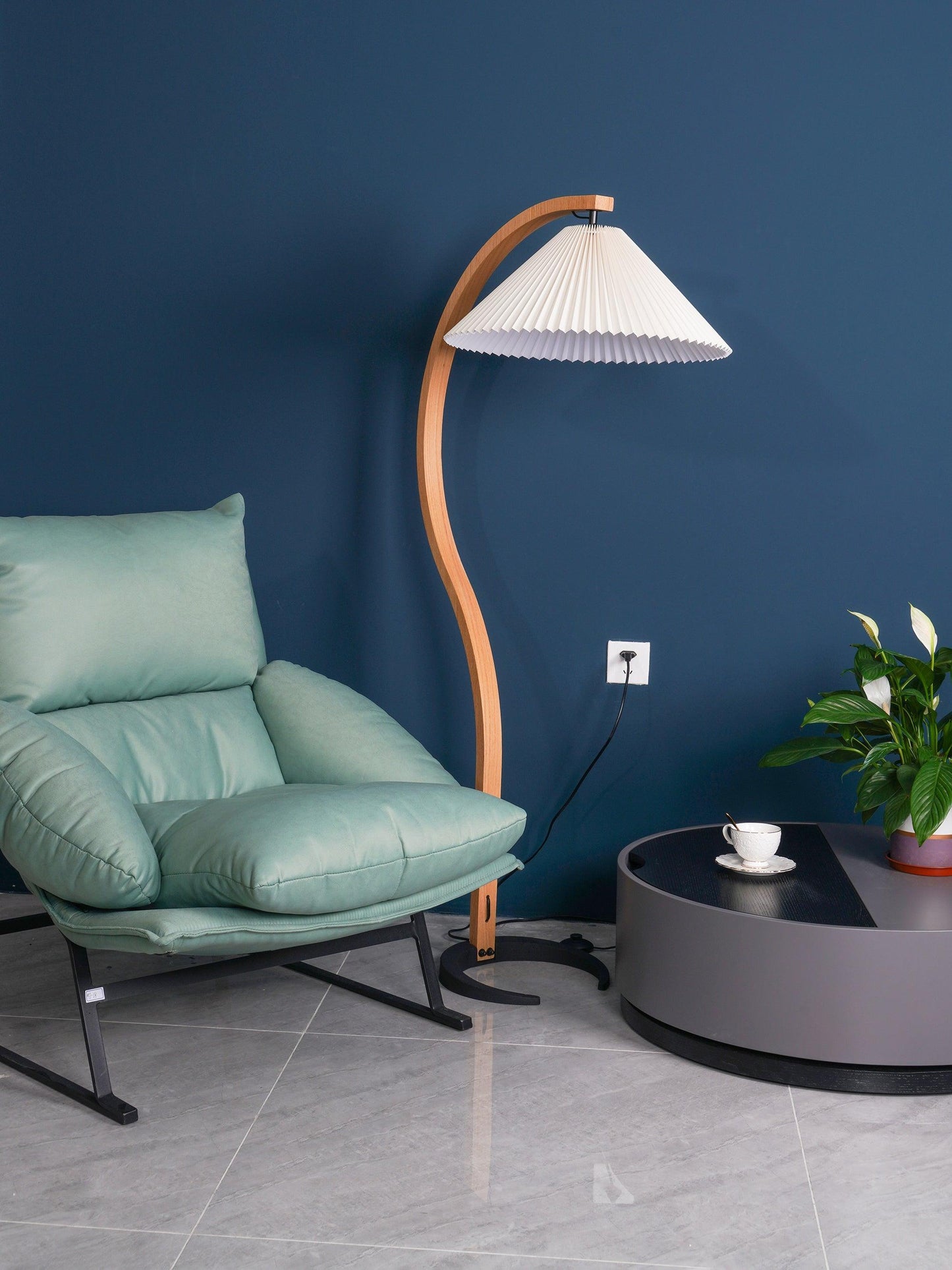 Garduru Stehleuchte im Caprani Design | LED Beleuchtung | Modernes Holz-Look | Elegante Wohnraum-Deko