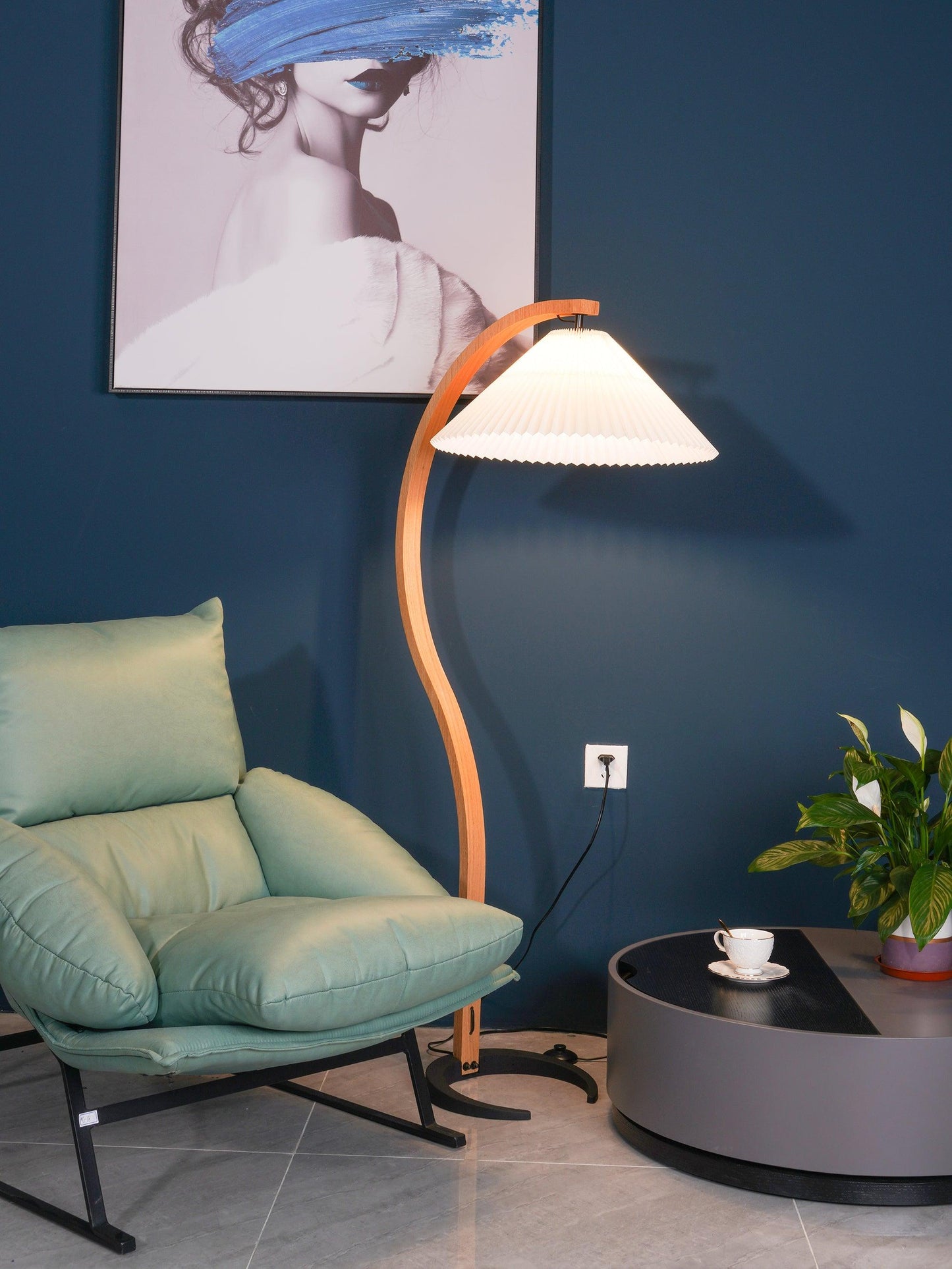 Garduru Stehleuchte im Caprani Design | LED Beleuchtung | Modernes Holz-Look | Elegante Wohnraum-Deko