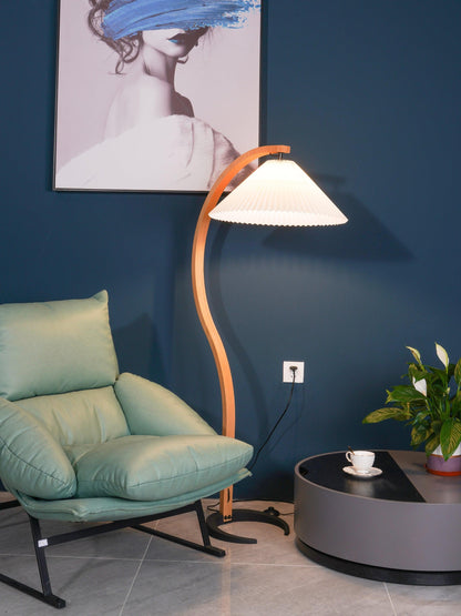 Garduru Stehleuchte im Caprani Design | LED Beleuchtung | Modernes Holz-Look | Elegante Wohnraum-Deko