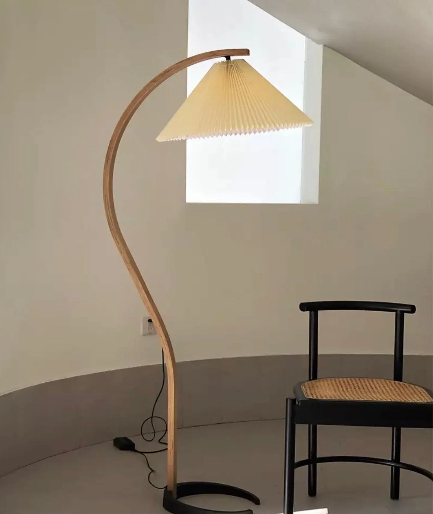 Garduru Stehleuchte im Caprani Design | LED Beleuchtung | Modernes Holz-Look | Elegante Wohnraum-Deko