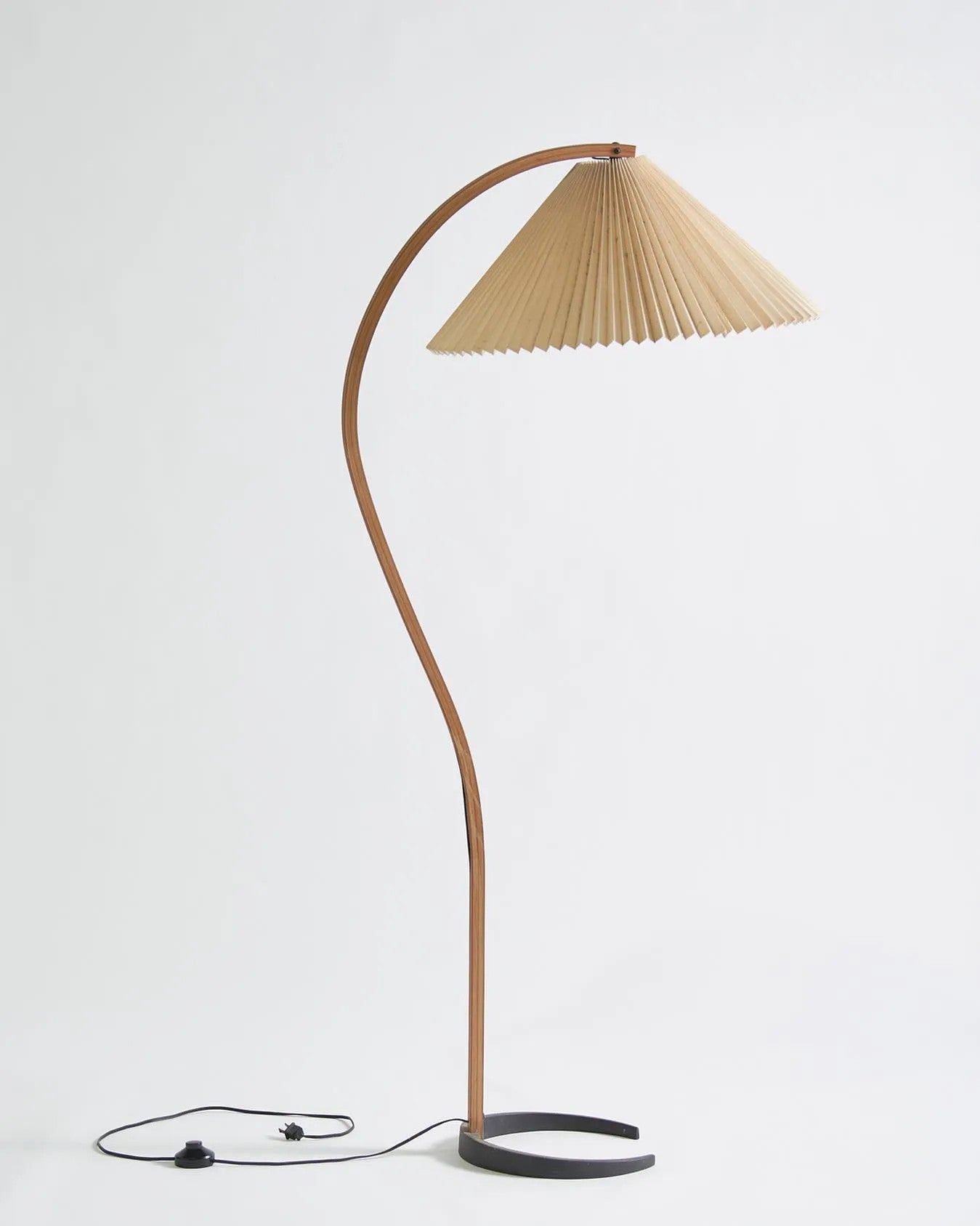 Garduru Stehleuchte im Caprani Design | LED Beleuchtung | Modernes Holz-Look | Elegante Wohnraum-Deko