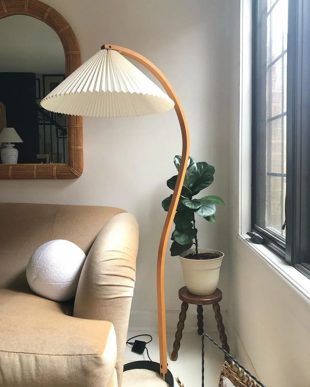 Garduru Stehleuchte im Caprani Design | LED Beleuchtung | Modernes Holz-Look | Elegante Wohnraum-Deko