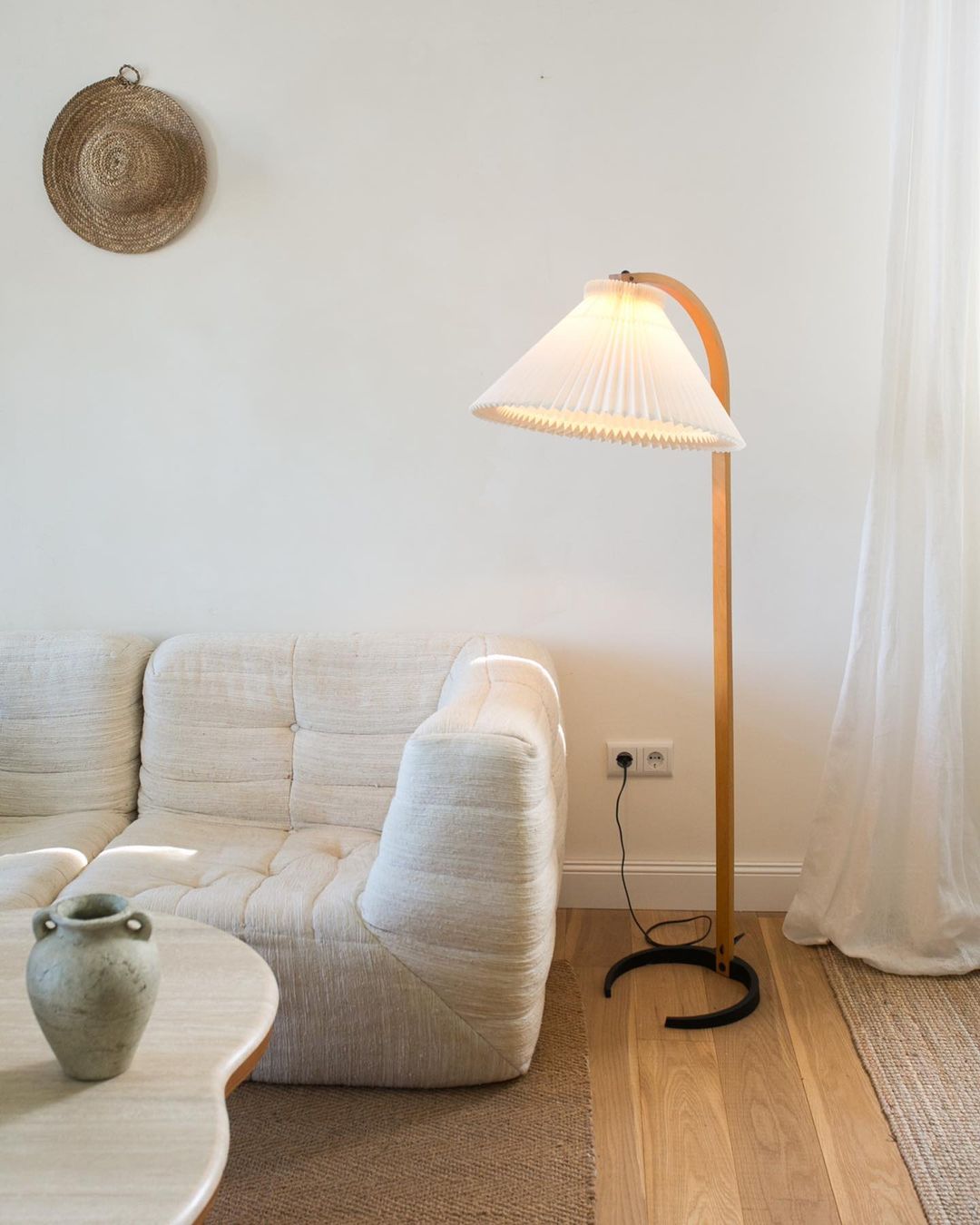Garduru Stehleuchte im Caprani Design | LED Beleuchtung | Modernes Holz-Look | Elegante Wohnraum-Deko