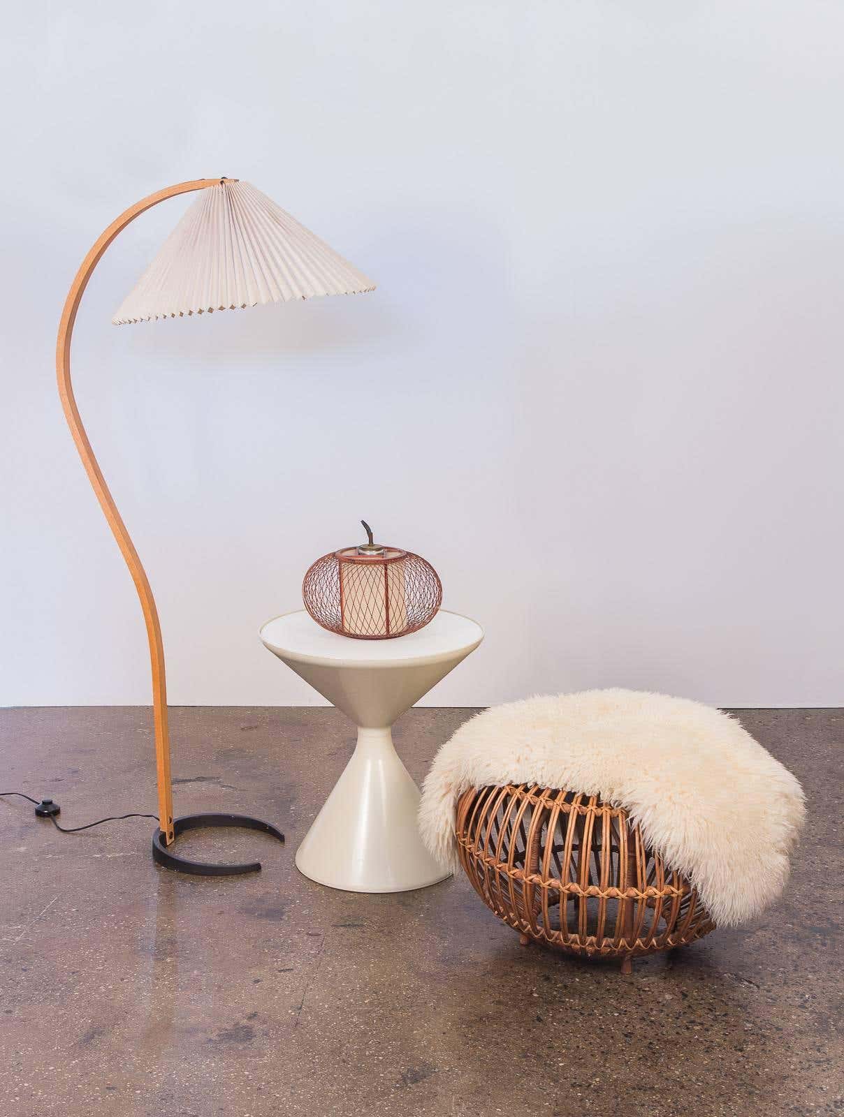 Garduru Stehleuchte im Caprani Design | LED Beleuchtung | Modernes Holz-Look | Elegante Wohnraum-Deko