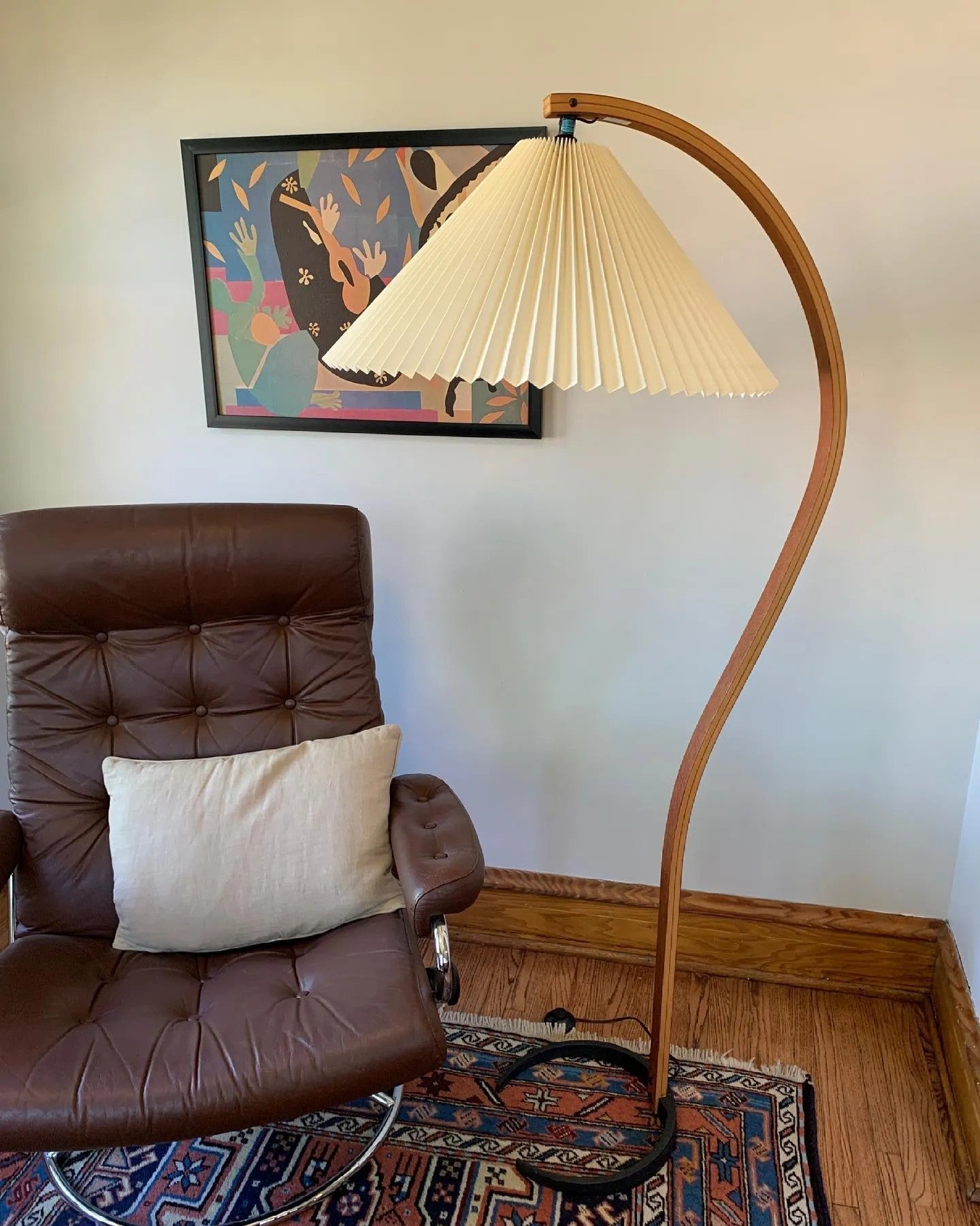 Garduru Stehleuchte im Caprani Design | LED Beleuchtung | Modernes Holz-Look | Elegante Wohnraum-Deko