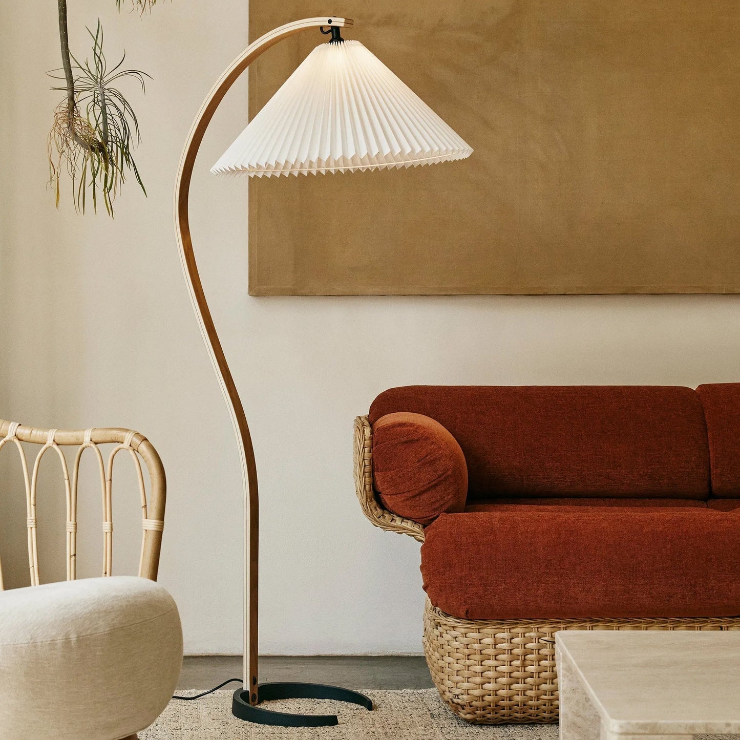 Garduru Stehleuchte im Caprani Design | LED Beleuchtung | Modernes Holz-Look | Elegante Wohnraum-Deko