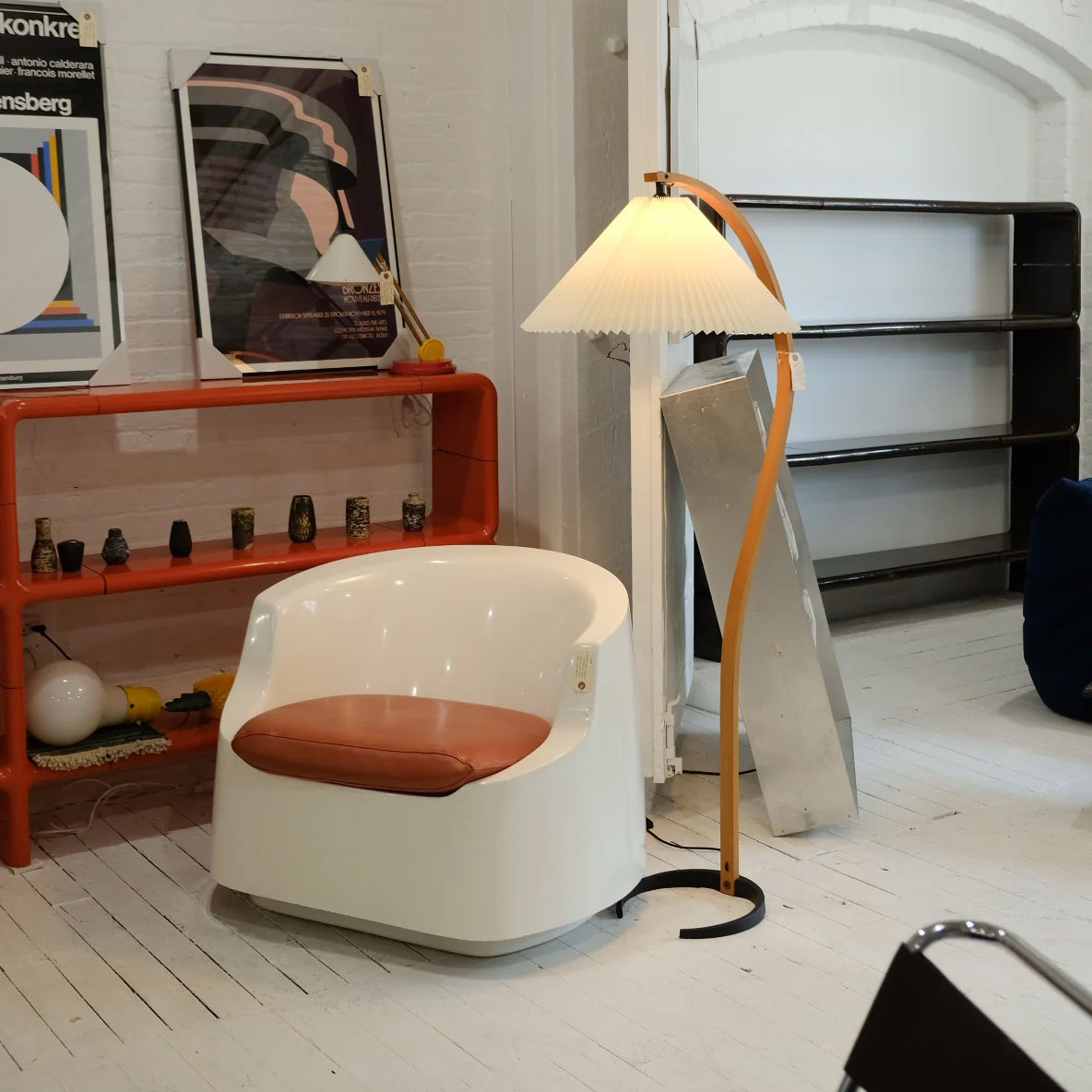 Garduru Stehleuchte im Caprani Design | LED Beleuchtung | Modernes Holz-Look | Elegante Wohnraum-Deko