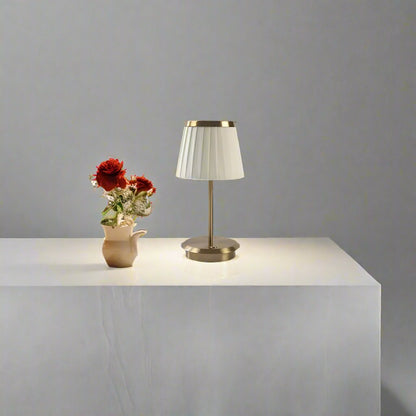 LumiLuxe – Elegante Tischlampe mit modernem Charme