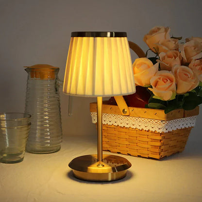LumiLuxe – Elegante Tischlampe mit modernem Charme