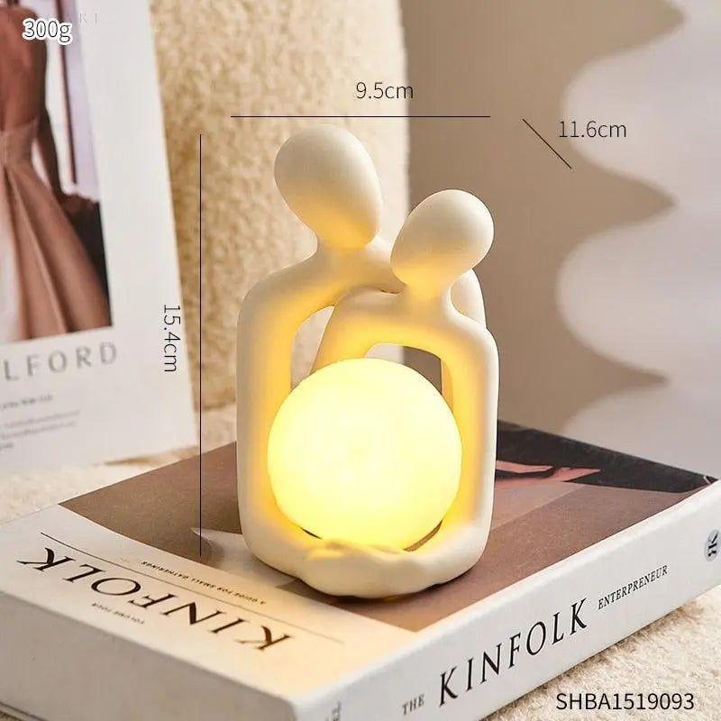 Elegante batteriebetriebene Tischlampe mit Nachtlicht – Romantisches Paar-Statuen-Design für Nachttisch und Schlafzimmerdekoration