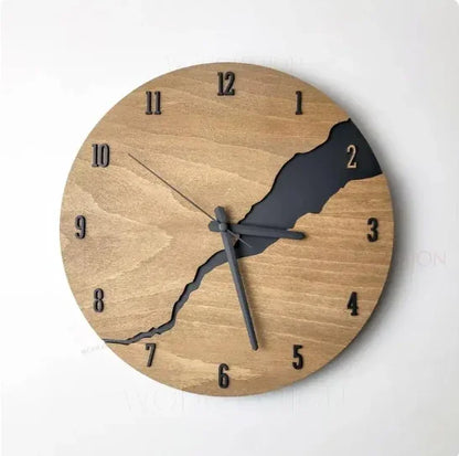 Moderne Holzwanduhr mit einzigartigem Riss-Design