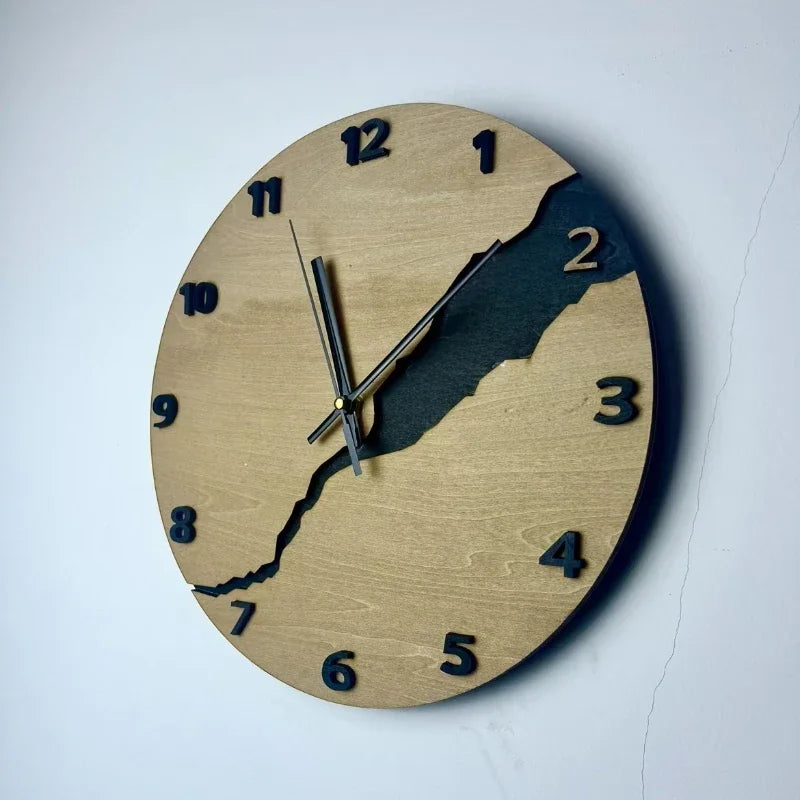 Moderne Holzwanduhr mit einzigartigem Riss-Design