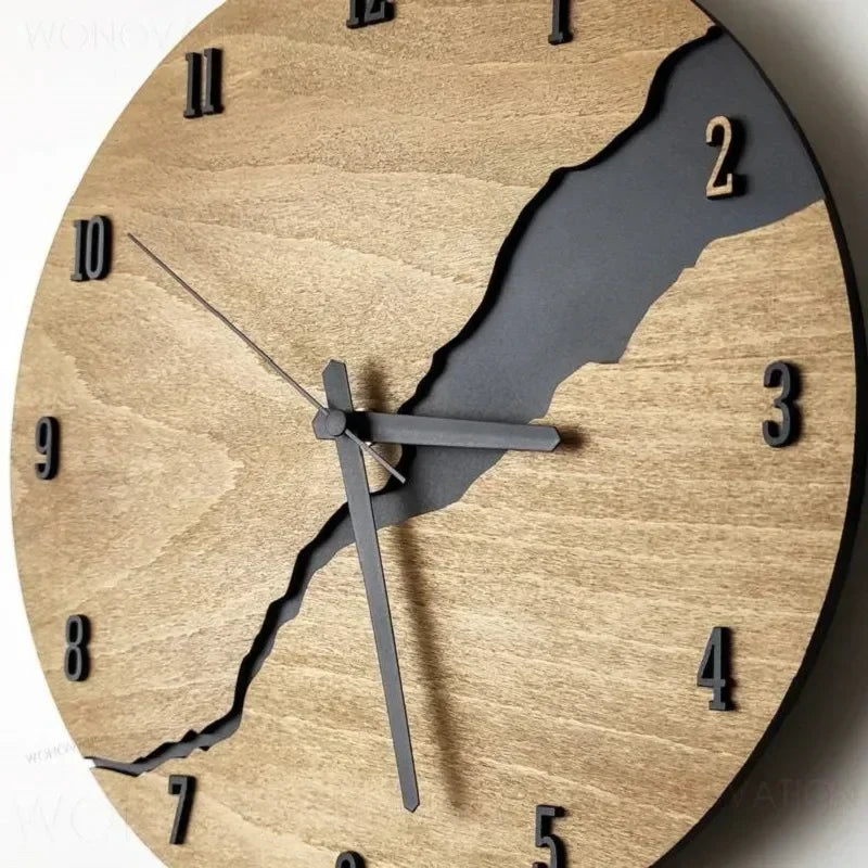 Moderne Holzwanduhr mit einzigartigem Riss-Design