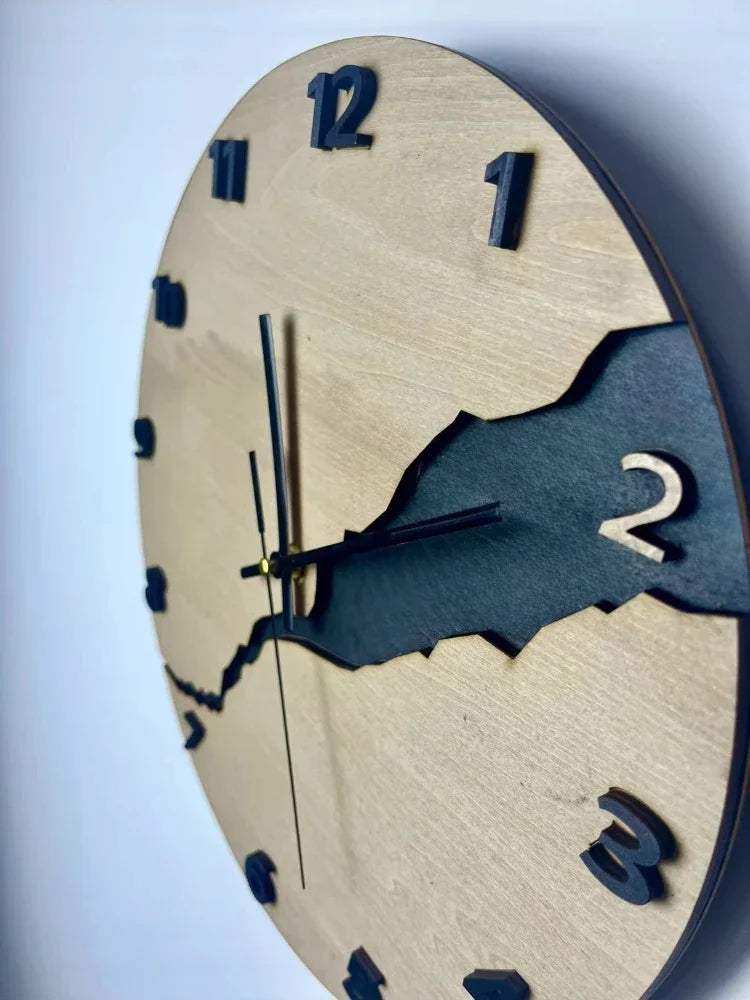 Moderne Holzwanduhr mit einzigartigem Riss-Design