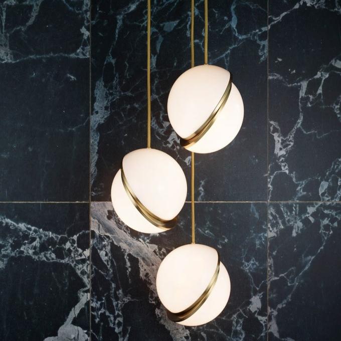 Suspension Halbmond aus Acryl und Messing - Moderne und elegante LED-Beleuchtung