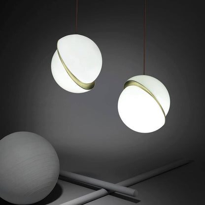 Suspension Halbmond aus Acryl und Messing - Moderne und elegante LED-Beleuchtung