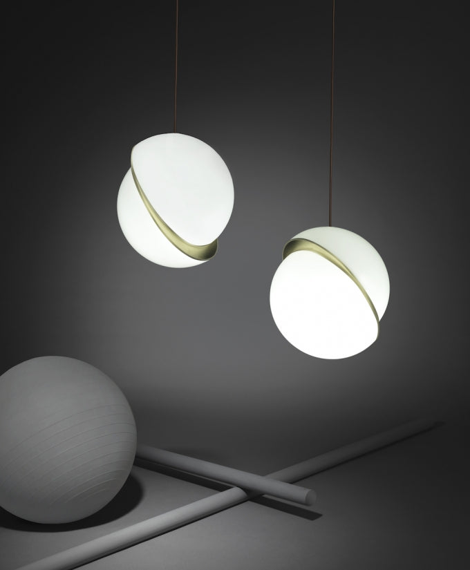 Suspension Halbmond aus Acryl und Messing - Moderne und elegante LED-Beleuchtung