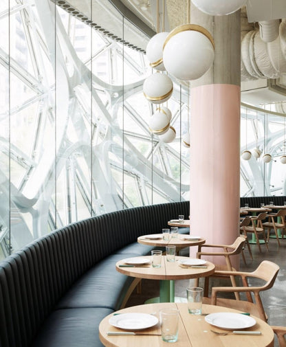 Suspension Halbmond aus Acryl und Messing - Moderne und elegante LED-Beleuchtung