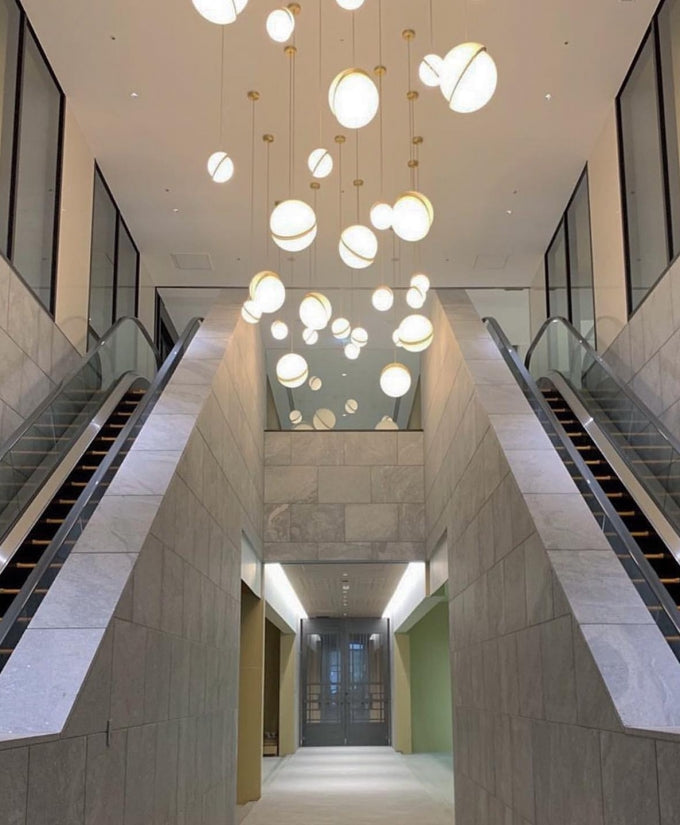 Suspension Halbmond aus Acryl und Messing - Moderne und elegante LED-Beleuchtung