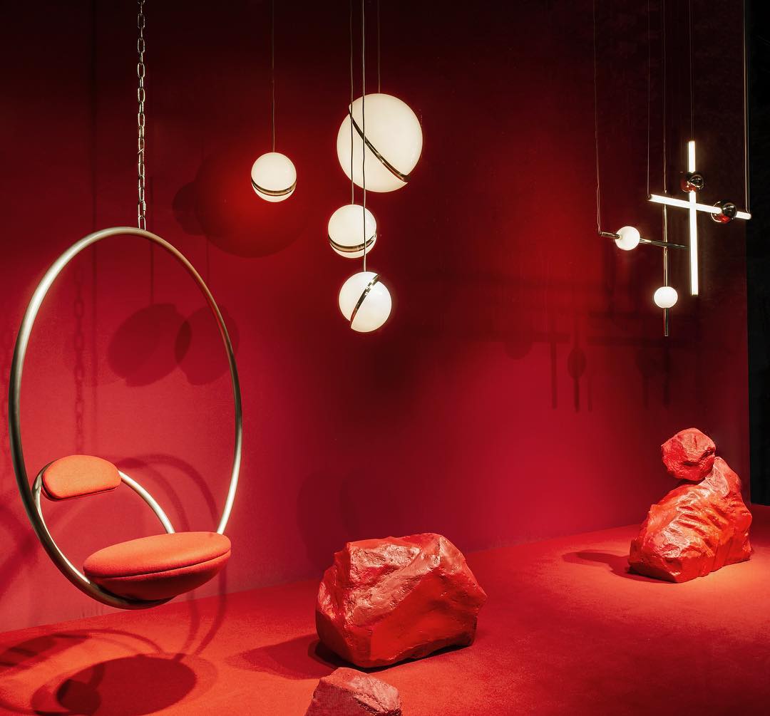 Suspension Halbmond aus Acryl und Messing - Moderne und elegante LED-Beleuchtung