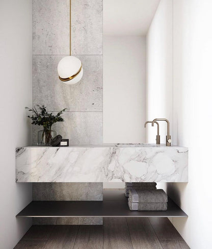 Suspension Halbmond aus Acryl und Messing - Moderne und elegante LED-Beleuchtung