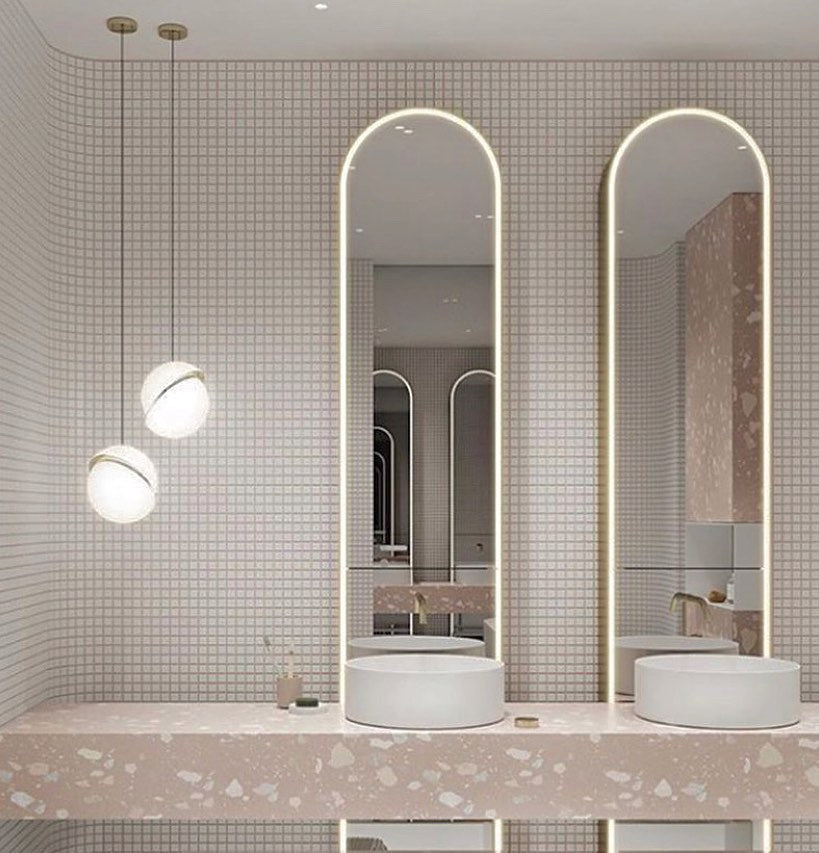 Suspension Halbmond aus Acryl und Messing - Moderne und elegante LED-Beleuchtung