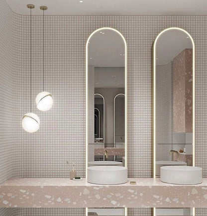 Suspension Halbmond aus Acryl und Messing - Moderne und elegante LED-Beleuchtung