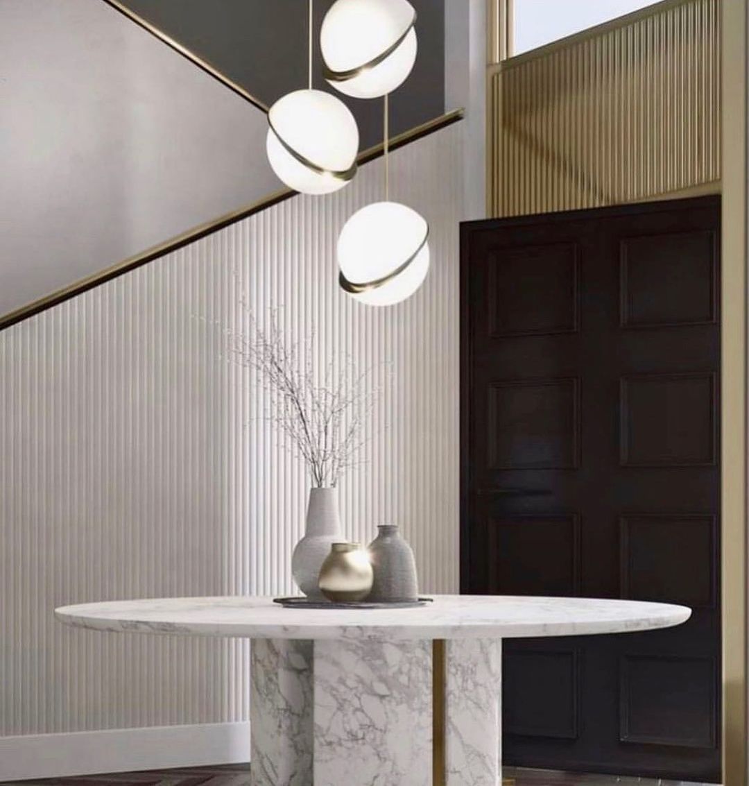 Suspension Halbmond aus Acryl und Messing - Moderne und elegante LED-Beleuchtung