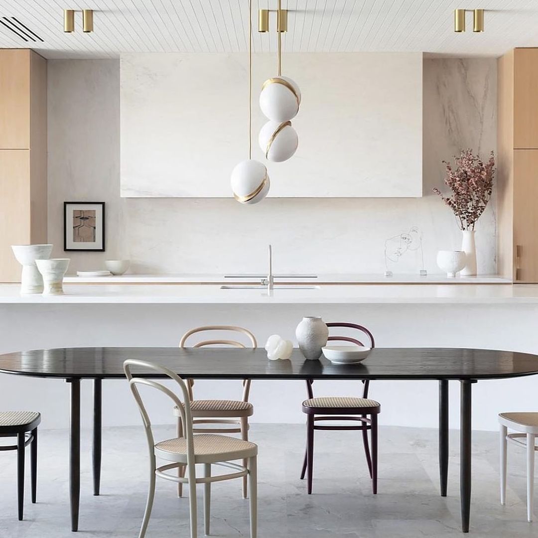 Suspension Halbmond aus Acryl und Messing - Moderne und elegante LED-Beleuchtung