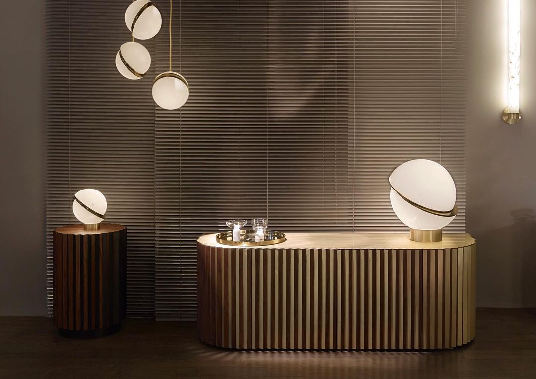 Suspension Halbmond aus Acryl und Messing - Moderne und elegante LED-Beleuchtung