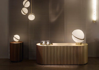 Suspension Halbmond aus Acryl und Messing - Moderne und elegante LED-Beleuchtung