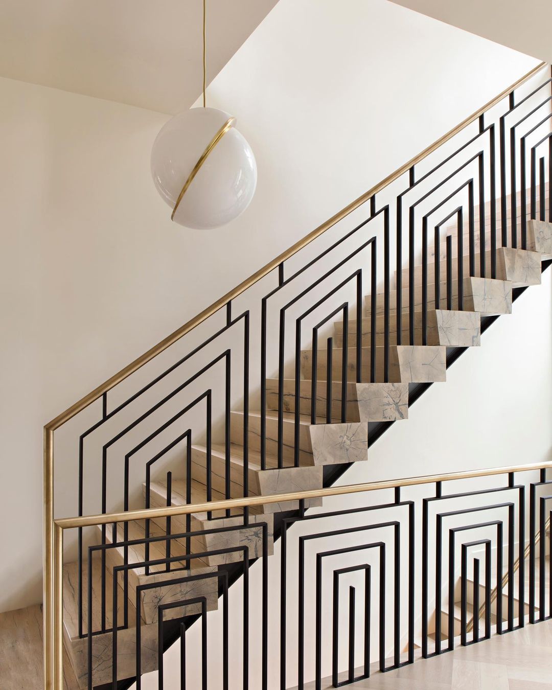 Suspension Halbmond aus Acryl und Messing - Moderne und elegante LED-Beleuchtung