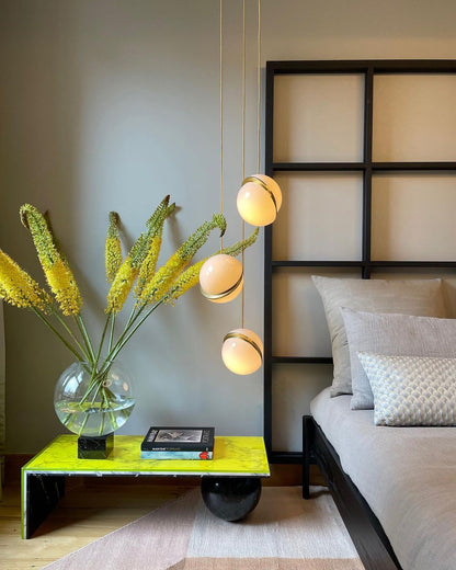 Suspension Halbmond aus Acryl und Messing - Moderne und elegante LED-Beleuchtung