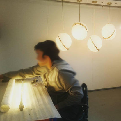 Suspension Halbmond aus Acryl und Messing - Moderne und elegante LED-Beleuchtung