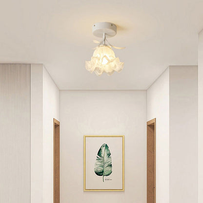 Deckenleuchte mit floralem Glas-Schirm-Design