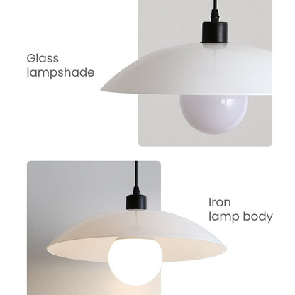 Minimalistische weiße Glasaufhängung – Moderne Lampe mit schlichter Gestaltung