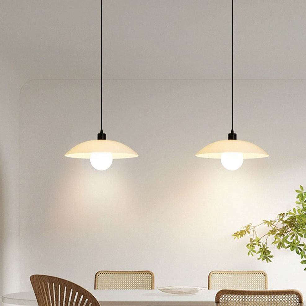 Minimalistische weiße Glasaufhängung – Moderne Lampe mit schlichter Gestaltung