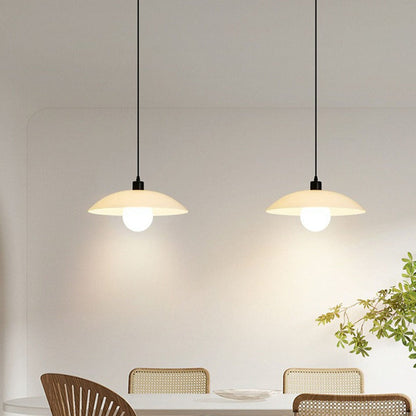 Minimalistische weiße Glasaufhängung – Moderne Lampe mit schlichter Gestaltung