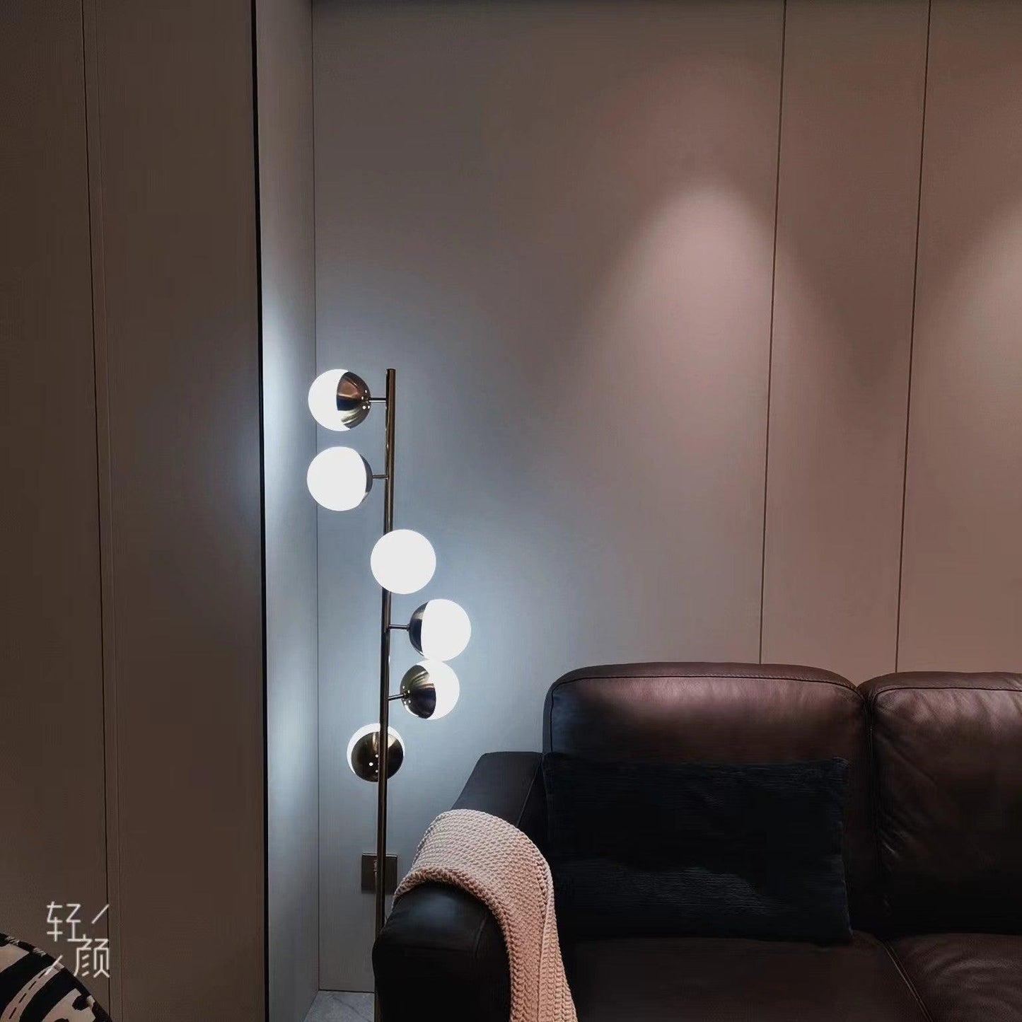LED Baumlampe Doppler – Moderne Eleganz mit Glas-Kugeln