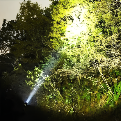 Wiederaufladbare LED-Taschenlampe mit langem Strahl
