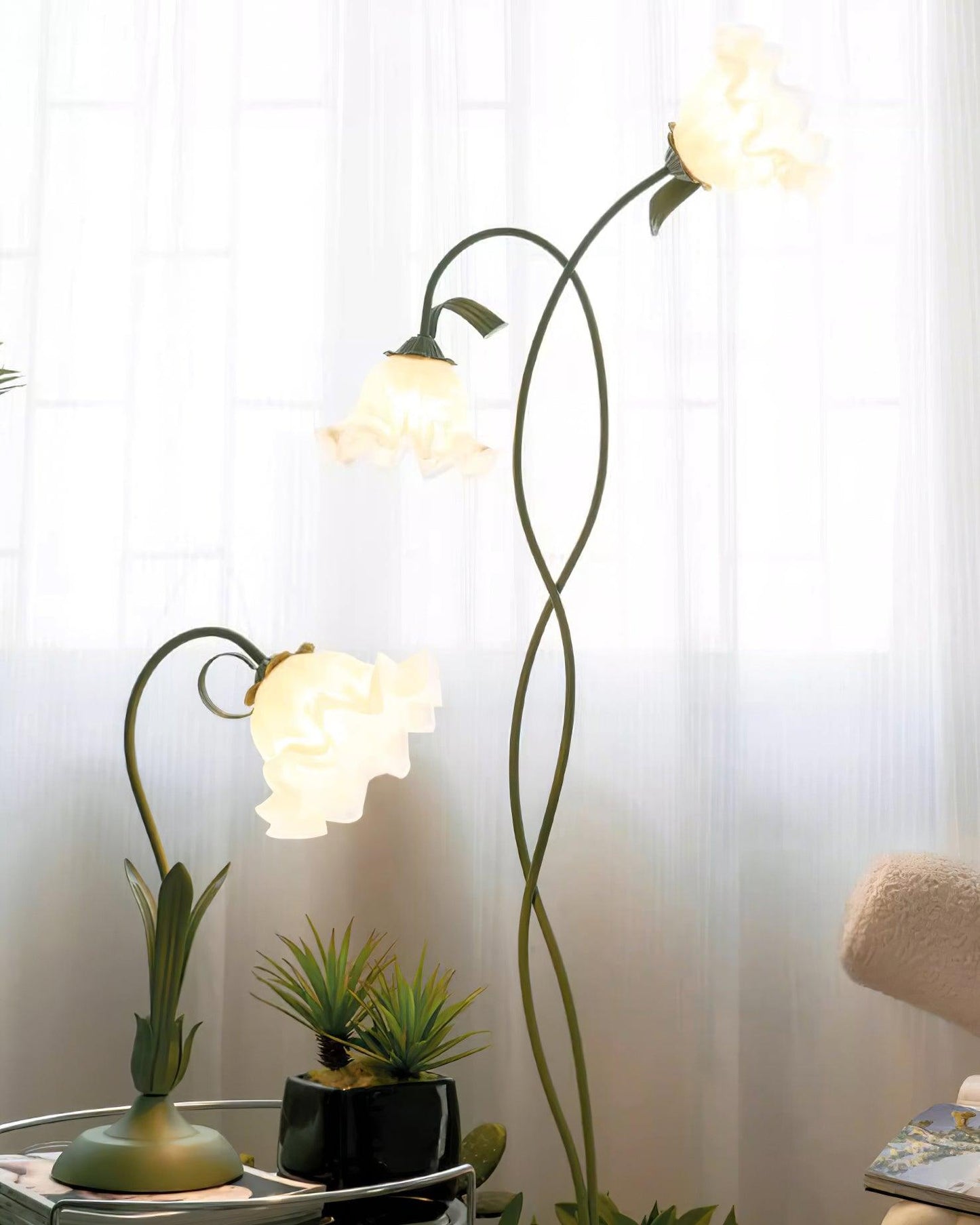 Garduru - Elegante florale LED-Tischlampe